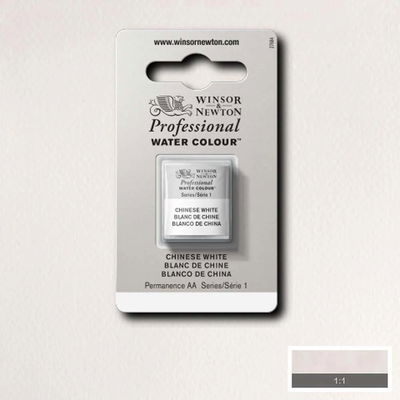 Winsor & Newton Professional Water Colour Chinese White i halvkopp som visas mot målad bakgrund i samma färg.