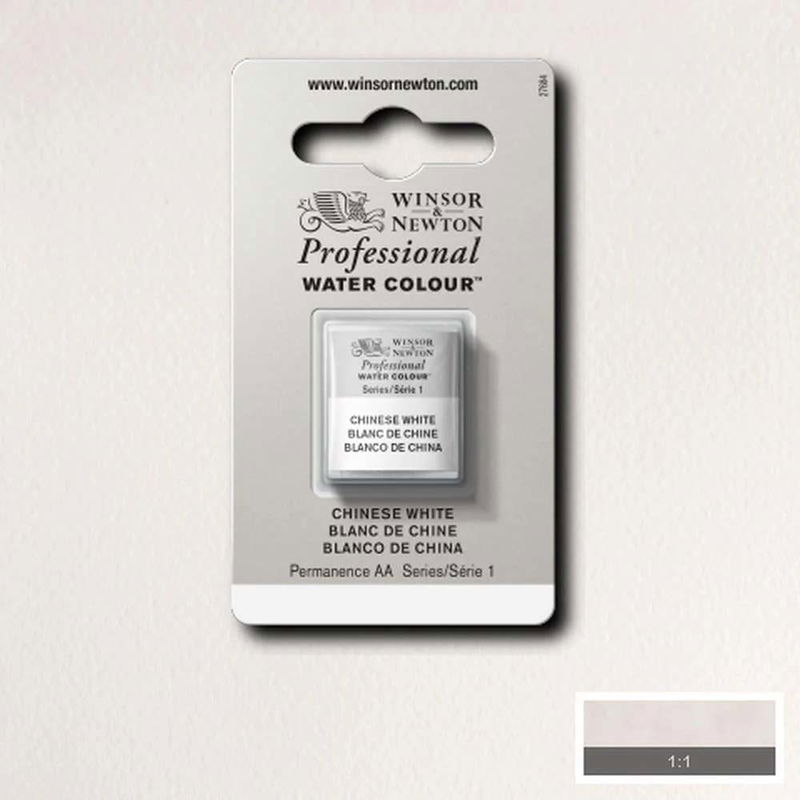 Winsor & Newton Professional Water Colour Chinese White i halvkopp som visas mot målad bakgrund i samma färg.