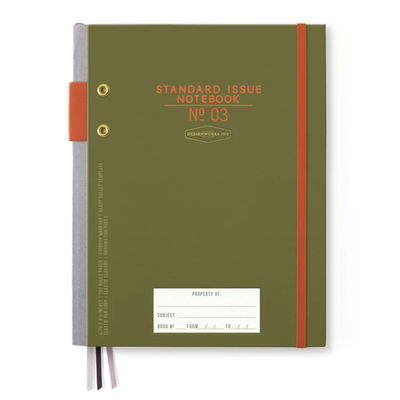Framsida av Standard Issue skrivbok i Army Green + Chili med guldfoliedetaljer. 192 sidor av hög kvalitet