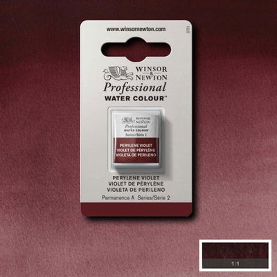 Winsor & Newton Professional Water Colour Perylene Violet i halvkopp som visas mot målad bakgrund i samma färg.