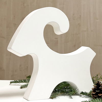 Stor julbock i betong juldekoration från Cria Stor gjuten julbock i vitt betonglikt material med juldekoration