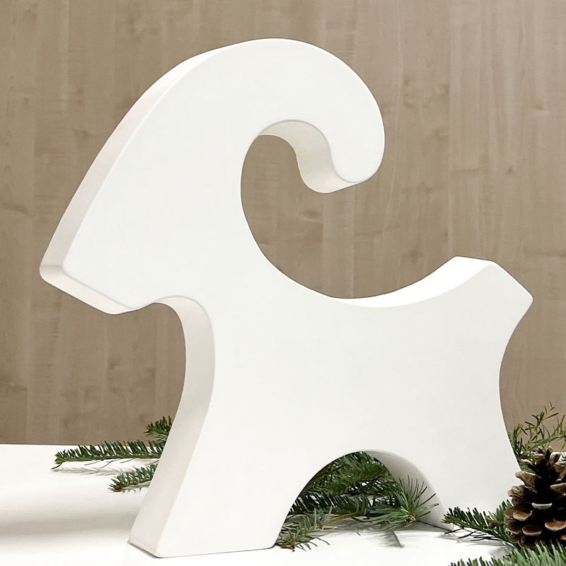 Stor julbock i betong juldekoration från Cria Stor gjuten julbock i vitt betonglikt material med juldekoration