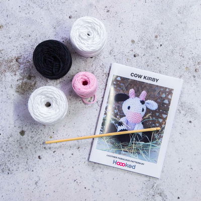 Innehåll DIY-Kit Amigurumi Cow Kirby Hooked