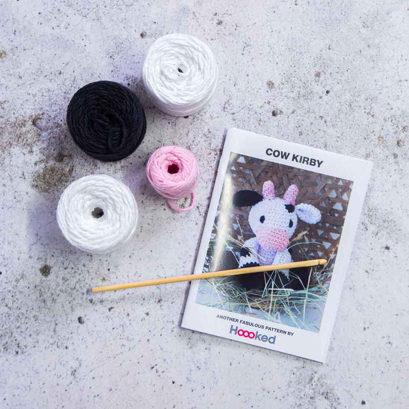 Innehåll DIY-Kit Amigurumi Cow Kirby Hooked