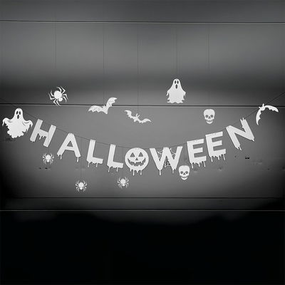 Halloween figurer i kartong monterade tillsammans med halloween-girlang som väggdekoration