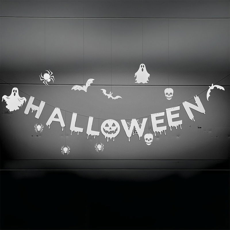 Halloween figurer i kartong monterade tillsammans med halloween-girlang som väggdekoration