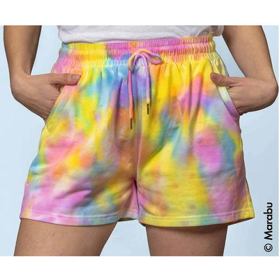 Shorts i gult, rosa och blått pastellmönster skapat med Marabu Tie Dye Ink Set Pastel.