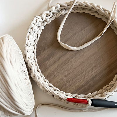 Korgbotten under virkning, valnötsträ och T-shirtgarn från Hooked