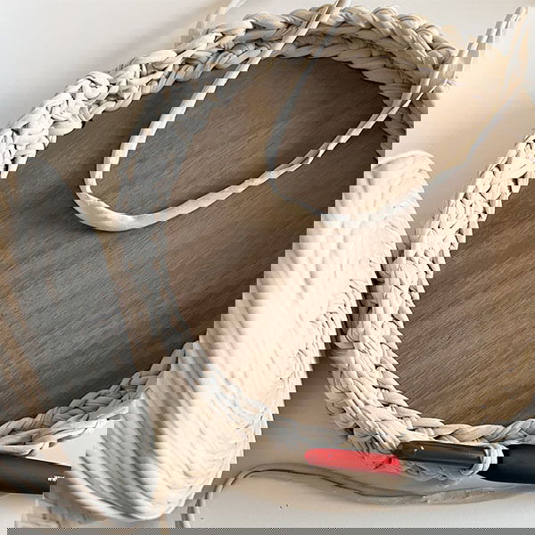 Korgbotten under virkning, valnötsträ och T-shirtgarn från Hooked