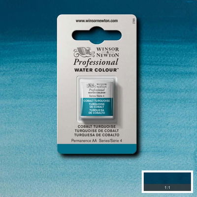 Winsor & Newton Professional Water Colour Cobalt Turquoise i halvkopp som visas mot målad bakgrund i samma färg.