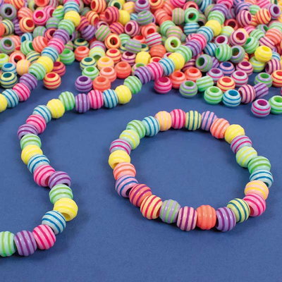 Armband av randiga pärlor i pastellfärger med färgade ränder