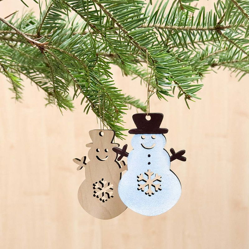 Julhänge Snögubbe, trädekoration för granen eller DIY-målning Två snögubbar i trä, en målad vit med brun hatt och armar och en i naturlig plywood, hängande i gran