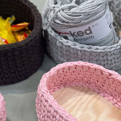 Virkade korgar med korgbotten i olika färger med t-shirtgarn