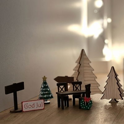 Samlingsbild med miniatyrer av trä till nissedörr eller dockhus. På bilden är även granen med.