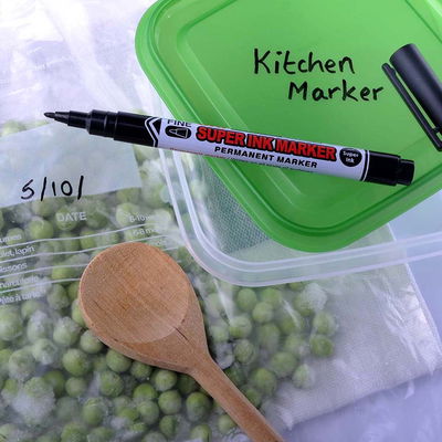 Penna till frysen, Super Ink Marker, på bilden penna som skriver på en frysförpackning