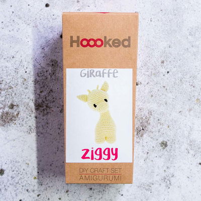 Hooked DIY-kit Amigurumi Giraffe Popcorn Ziggy förpackning