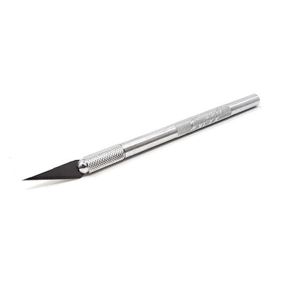 Excel Blades K1 skalpell med monterat #11-blad, snett placerad mot vit bakgrund.