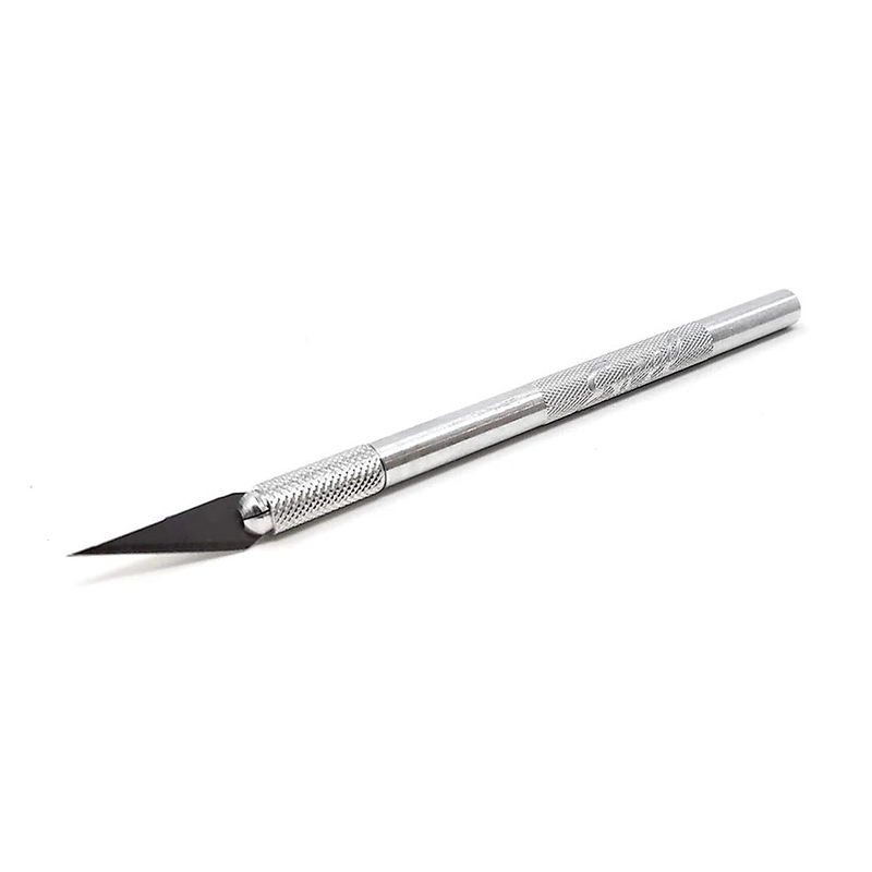 Excel Blades K1 skalpell med monterat #11-blad, snett placerad mot vit bakgrund.