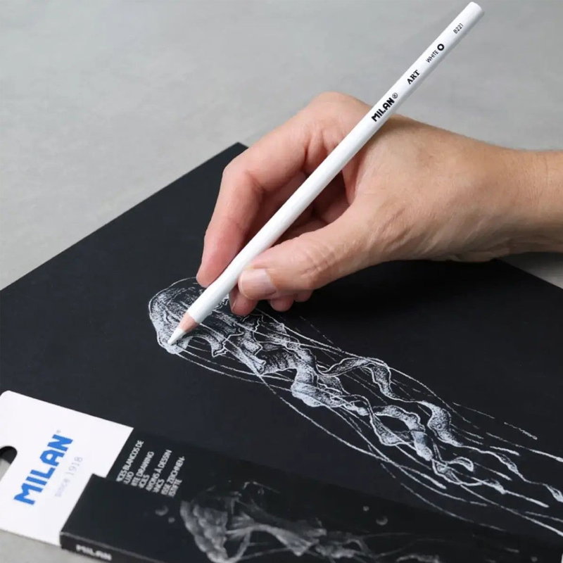 Hand ritar maneter på svart skissblock med vit Milan ritpenna