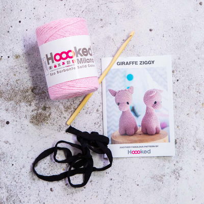Innehåll DIY-Kit Amigurumi Giraffe Blossom Ziggy Hooked