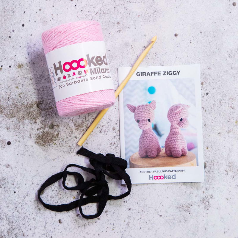 Innehåll DIY-Kit Amigurumi Giraffe Blossom Ziggy Hooked