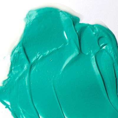 Liquitex professional matte medium under användning tillsammans med en blågrön färg
