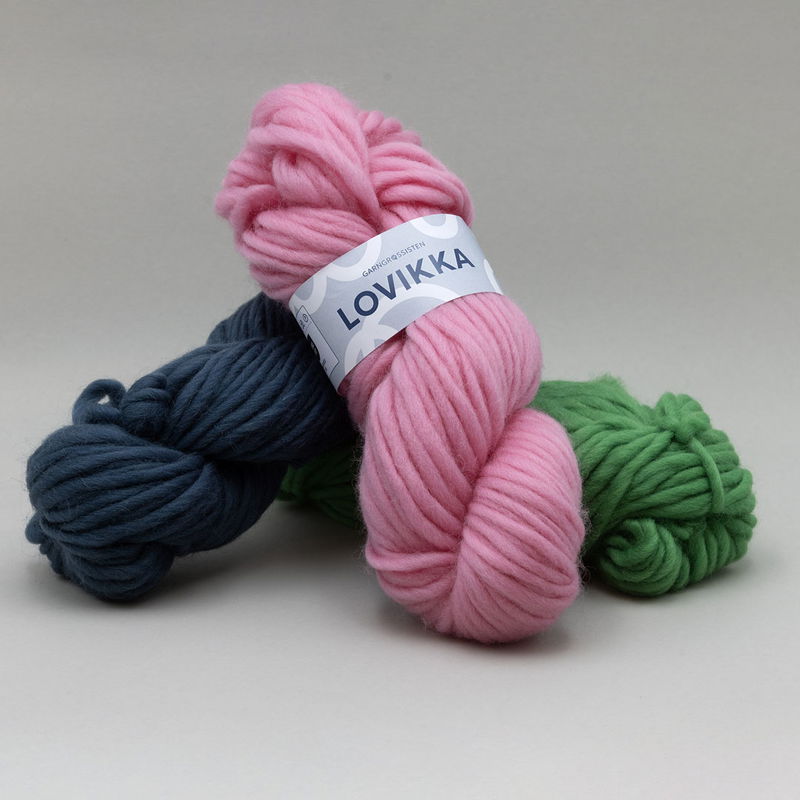Lovikkagarn 100 % ull Samlingsbild lovikkagarn i flera färger, här med rosa härva i fokus, 100 % ull för varma plagg