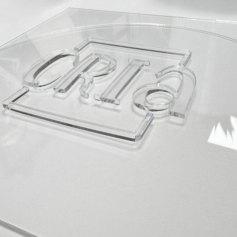 Laserskuren Cria-logga i äkta PLEXIGLAS® XT Klart PLEXIGLAS® XT med laserskuren Cria-logga
