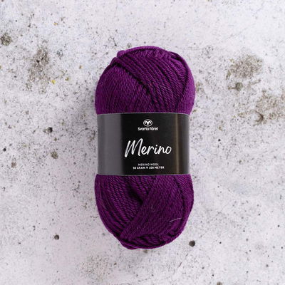 Svarta Fåret Merinogarn Mulberry Potion 50 g nystan av mjuk merinoull