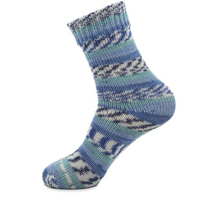 Stickad socka i Järbo Raggi Flume Ride med blåmelerade ränder och mönster