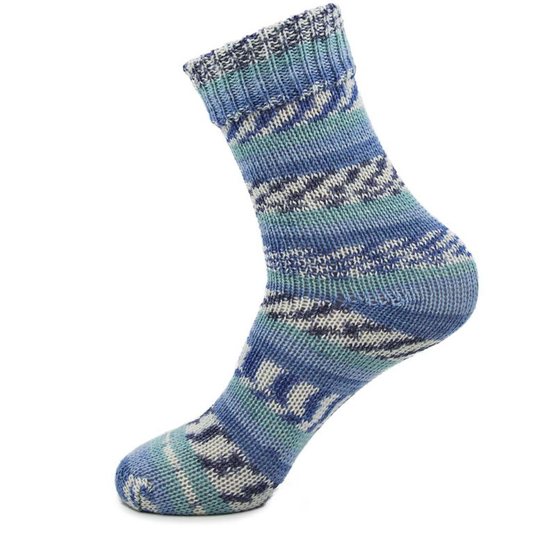 Stickad socka i Järbo Raggi Flume Ride med blåmelerade ränder och mönster
