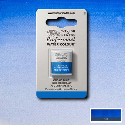 Winsor & Newton Professional Water Colour Cobalt Blue i halvkopp som visas mot målad bakgrund i samma färg.