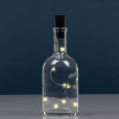 LED-ljusslinga till flaskor, med korkfäste, tänd i glasflaska