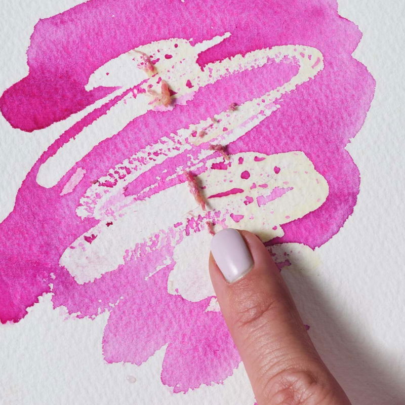 W&N maskeringsvätska under användning tillsammans med en rosa akvarellfärg