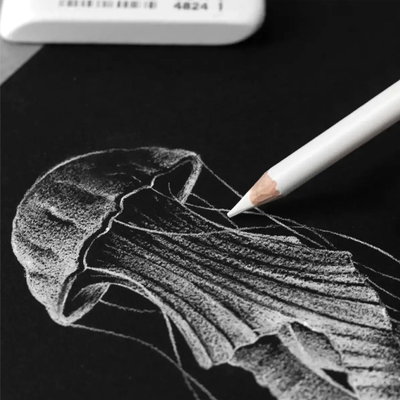 Milan vit ritpenna ritar maneter på svart papper bredvid radergummi 4824