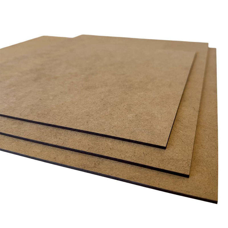 Tre MDF-skivor 2,5 mm i olika storlekar visar tjockleken