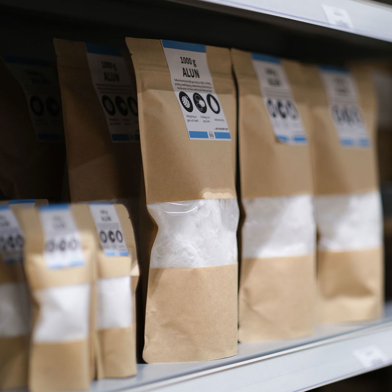 Alun i olika storlekar på butikshylla