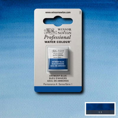 Winsor & Newton Professional Water Colour Antwerp Blue i halvkopp som visas mot målad bakgrund i samma färg.