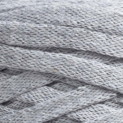 Närbild på garnet Mercuru Grey i färgen grå ur serien Ribbon Blandgarn av Svarta Fåret