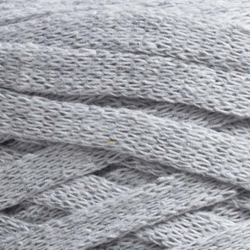 Närbild på garnet Mercuru Grey i färgen grå ur serien Ribbon Blandgarn av Svarta Fåret
