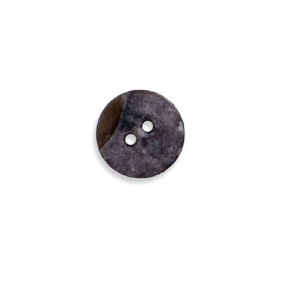 Knapp i pärlemor Stone 13 mm Knapp i pärlemor Stone 13 mm med två hål, melerad yta i grå toner