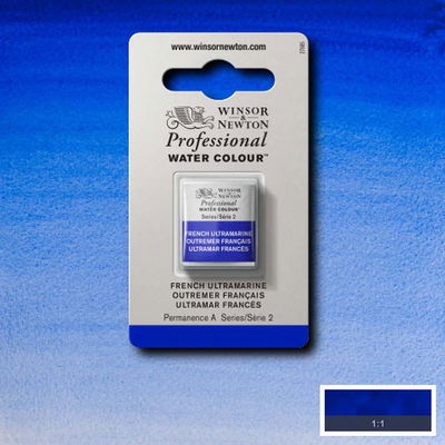 Winsor & Newton Professional Water Colour French Ultramarine i halvkopp som visas mot målad bakgrund i samma färg.