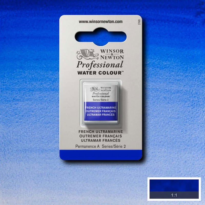 Winsor & Newton Professional Water Colour French Ultramarine i halvkopp som visas mot målad bakgrund i samma färg.