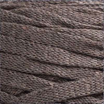 Närbild på garnet Taupe Brown i färgen Brun ur serien Ribbon Blandgarn av Svarta Fåret