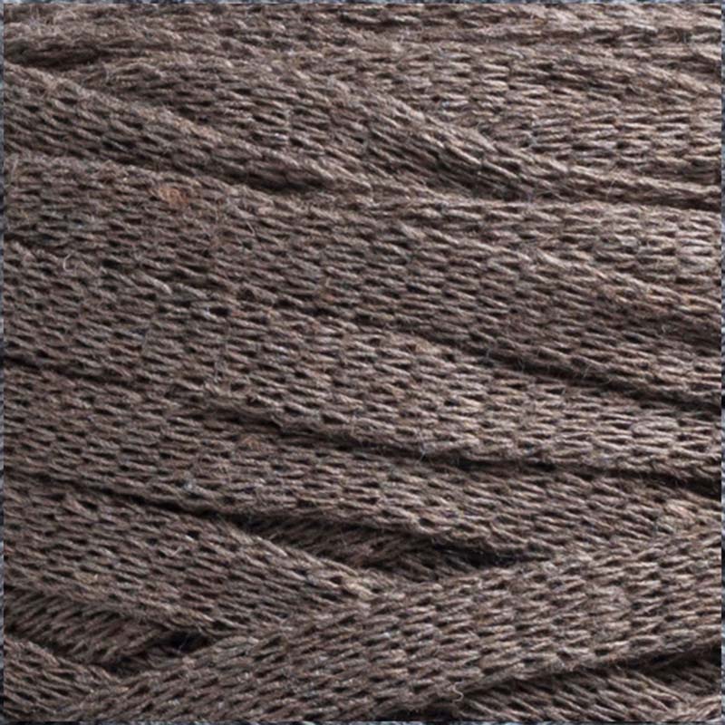 Närbild på garnet Taupe Brown i färgen Brun ur serien Ribbon Blandgarn av Svarta Fåret