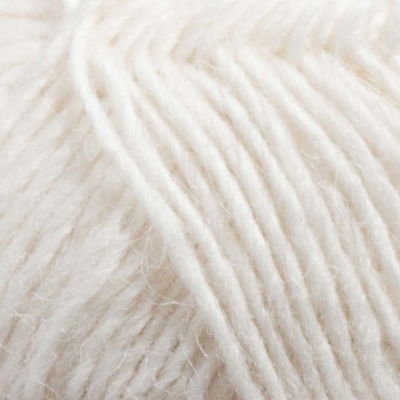 Närbild på Léttlopi ullgarn i fägen white, 50 g nystan av 100 % ny isländsk ull