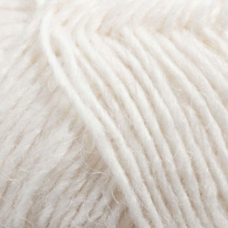 Närbild på Léttlopi ullgarn i fägen white, 50 g nystan av 100 % ny isländsk ull