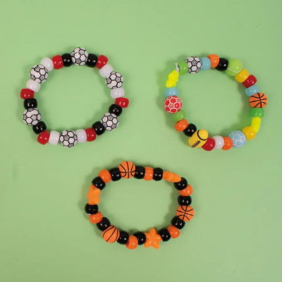 Tre färdiga armband av sportpärlor med fotbollar, basketbollar och färgglada pony beads