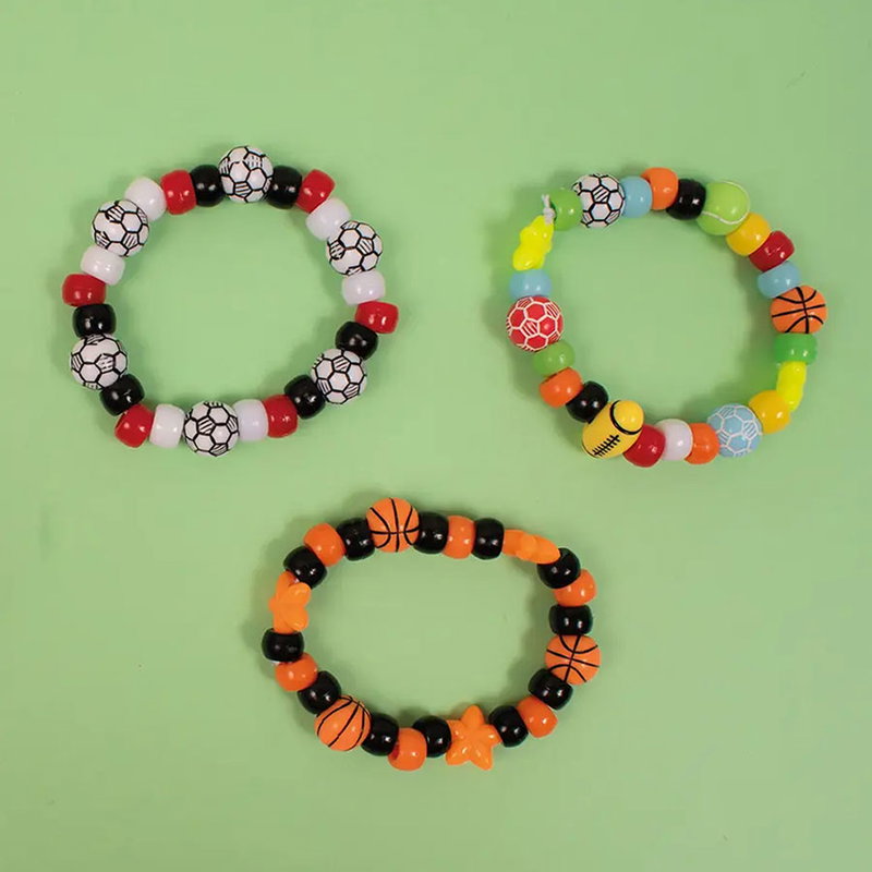 Tre färdiga armband av sportpärlor med fotbollar, basketbollar och färgglada pony beads