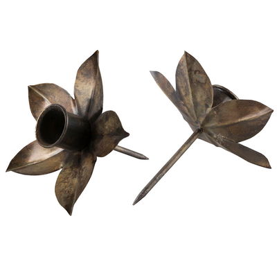 Antikbrun ljushållare i form av en blomma. Hållaren har stick och passar till kronljus till kransar och blomsterdekorationer oasis m.m.